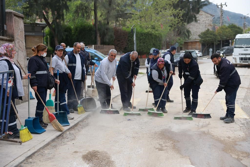 Şehzadelerin dönüşen mahallelerinde kapsamlı temizlik
