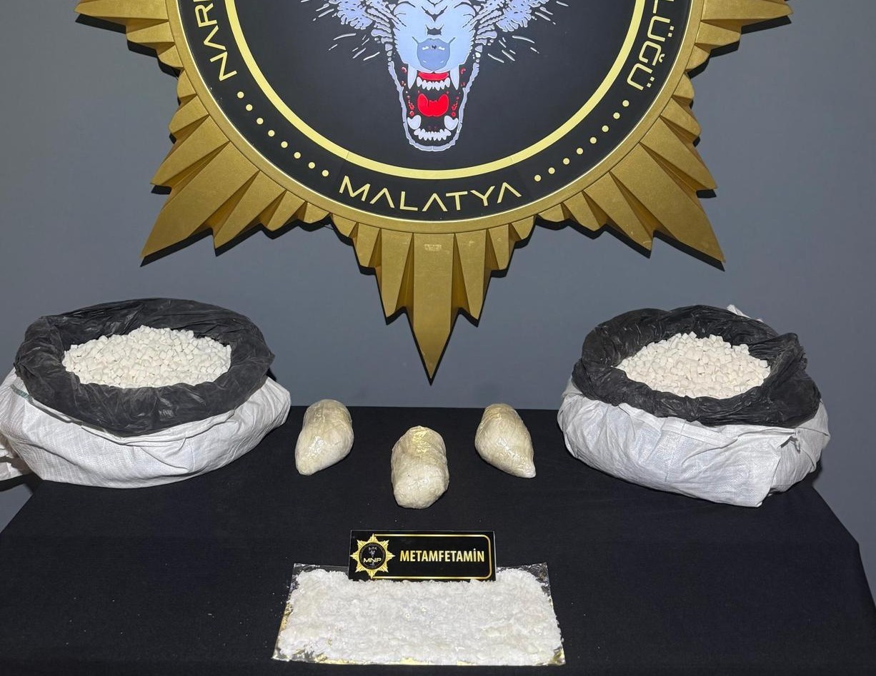 Şeker çuvallarından 3 kilo uyuşturucu çıktı
