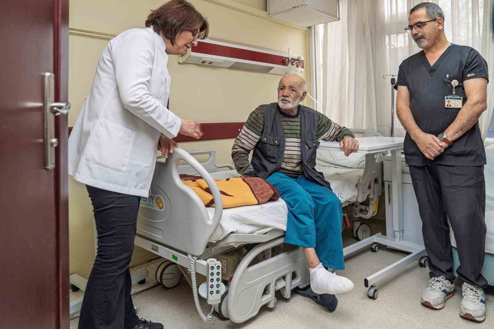 Şeker hastası 83 yaşındaki yaşlı adam ampütasyondan son anda kurtuldu
