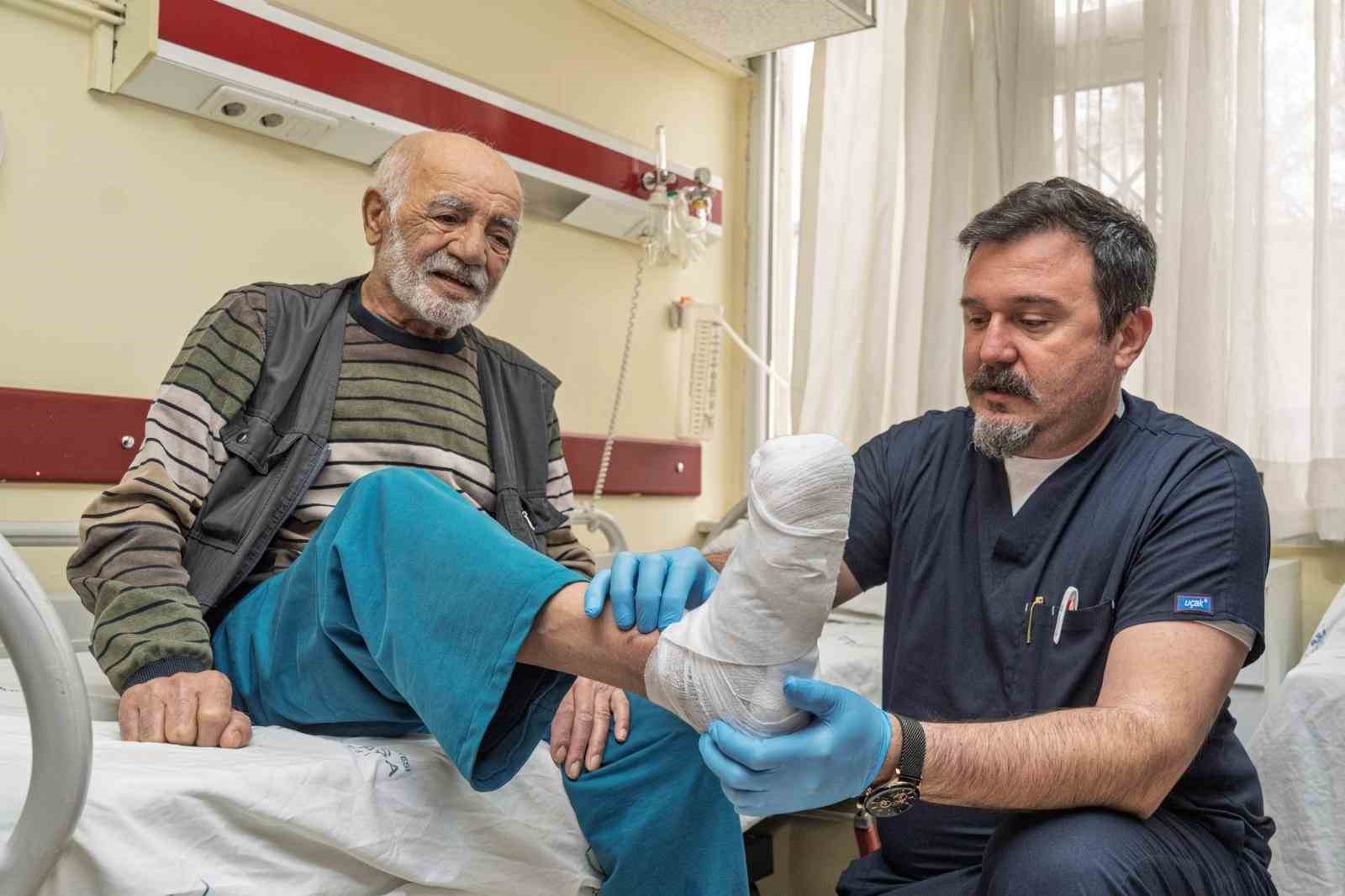 Şeker hastası 83 yaşındaki yaşlı adam ampütasyondan son anda kurtuldu
