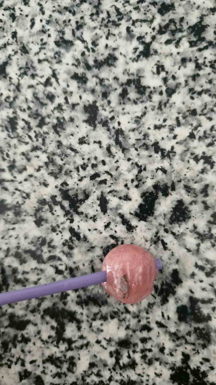 Şekerin içinden taş çıktı
