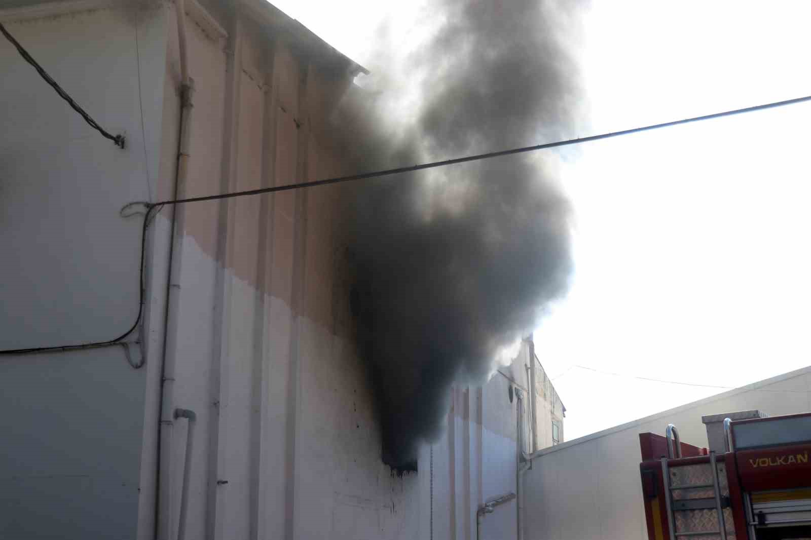 Şekerleme fabrikasında korkutan yangın: Ekipler seferber oldu
