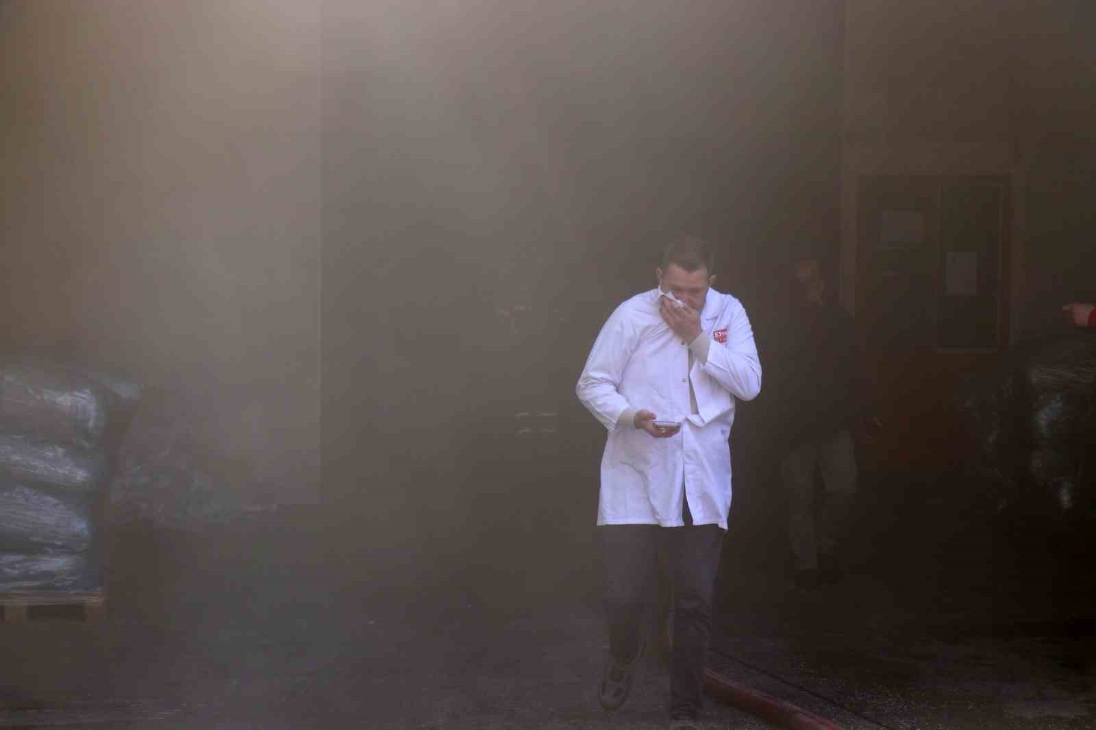 Şekerleme fabrikasında korkutan yangın: Ekipler seferber oldu
