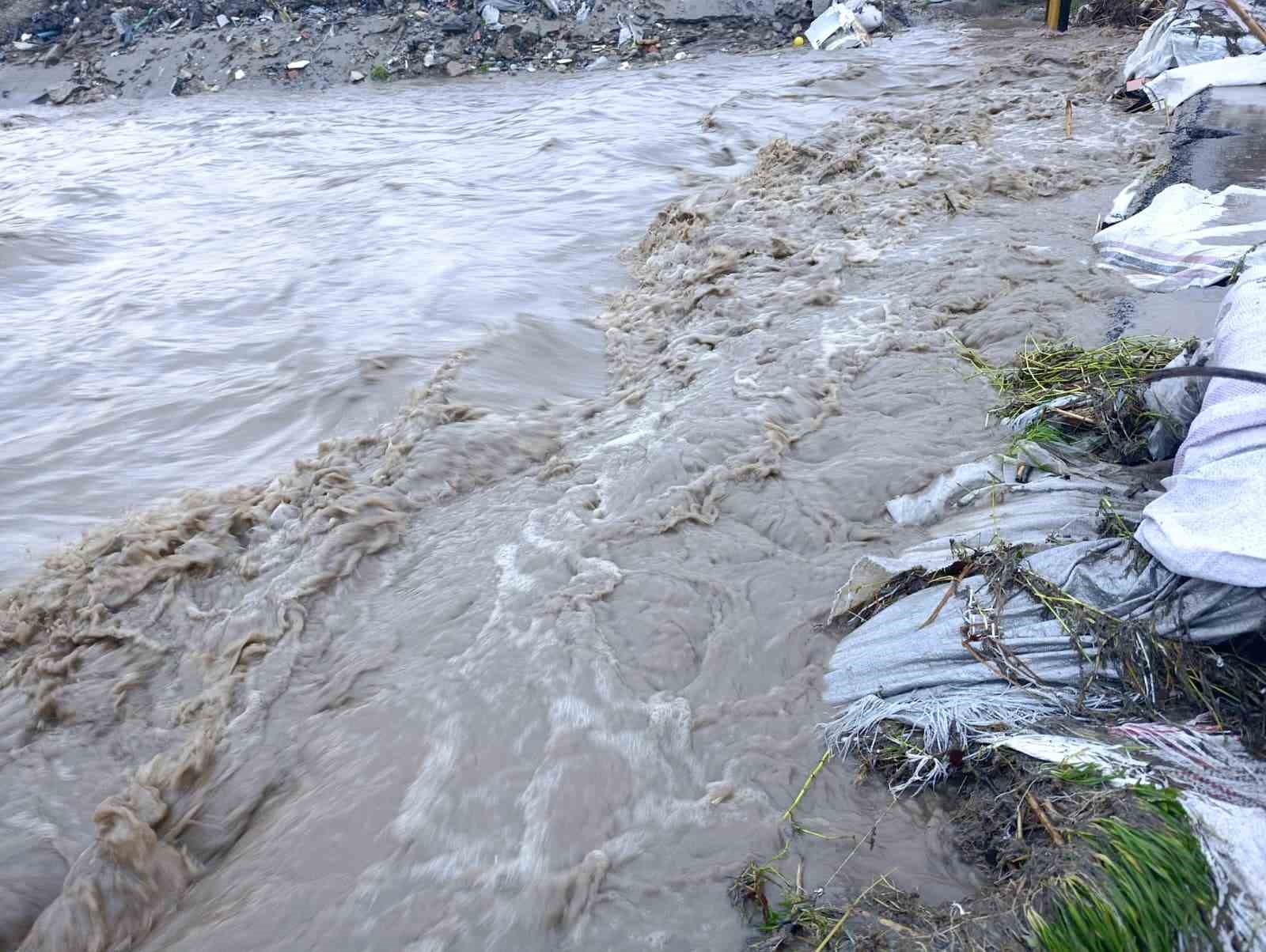 Sel suları Aksu’daki yarım asırlık tarihi köprüye zarar verdi
