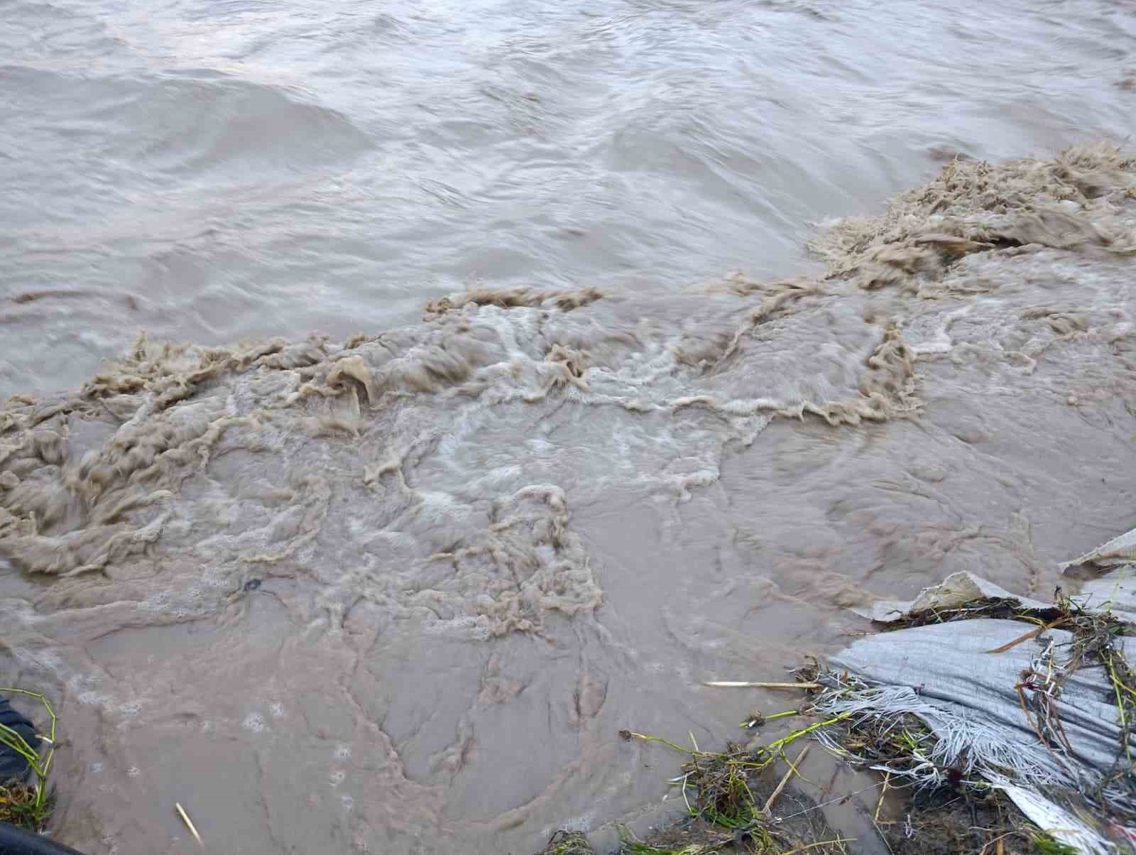 Sel suları Aksu’daki yarım asırlık tarihi köprüye zarar verdi
