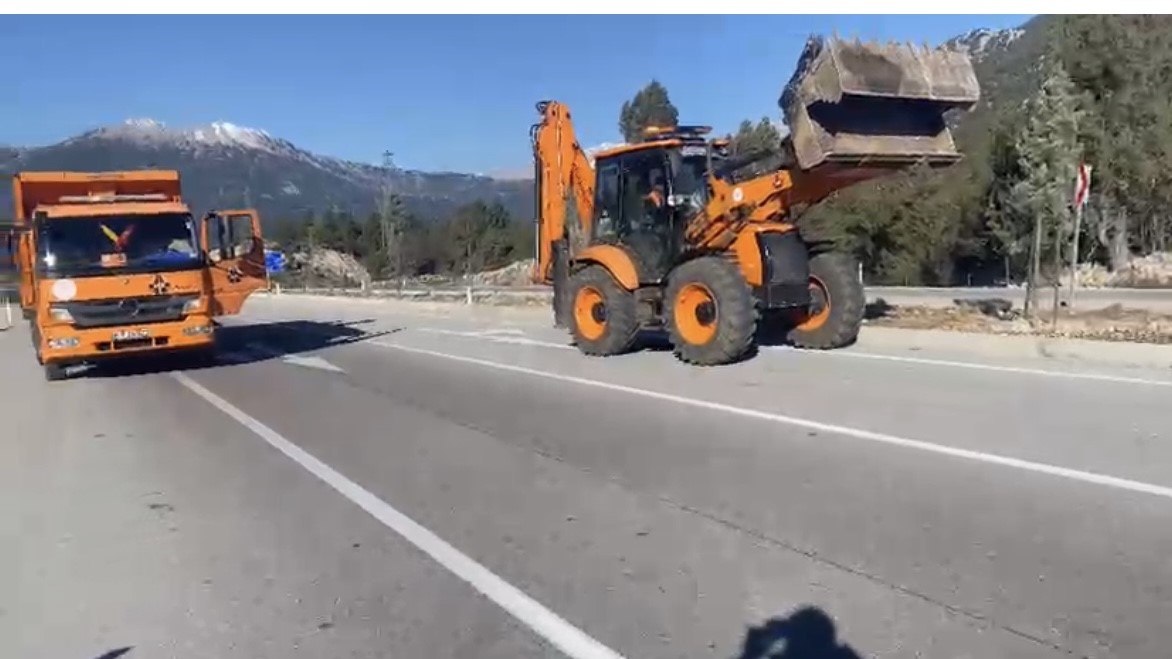 Sel suları altında kalan Antalya-Konya kara yolu yeniden ulaşıma açıldı
