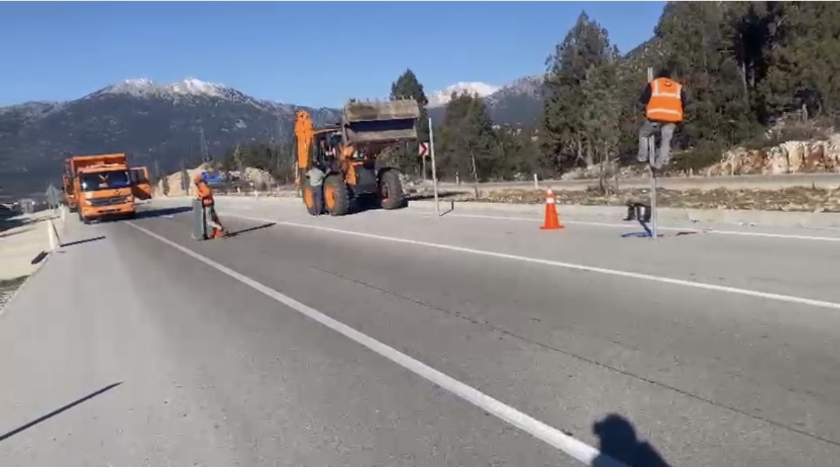 Sel suları altında kalan Antalya-Konya kara yolu yeniden ulaşıma açıldı
