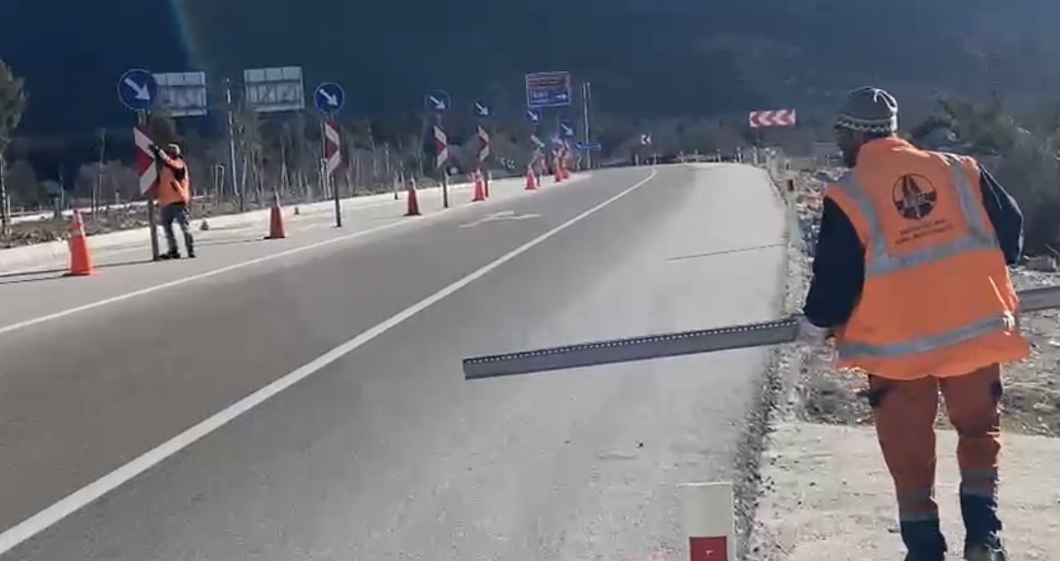 Sel suları altında kalan Antalya-Konya kara yolu yeniden ulaşıma açıldı
