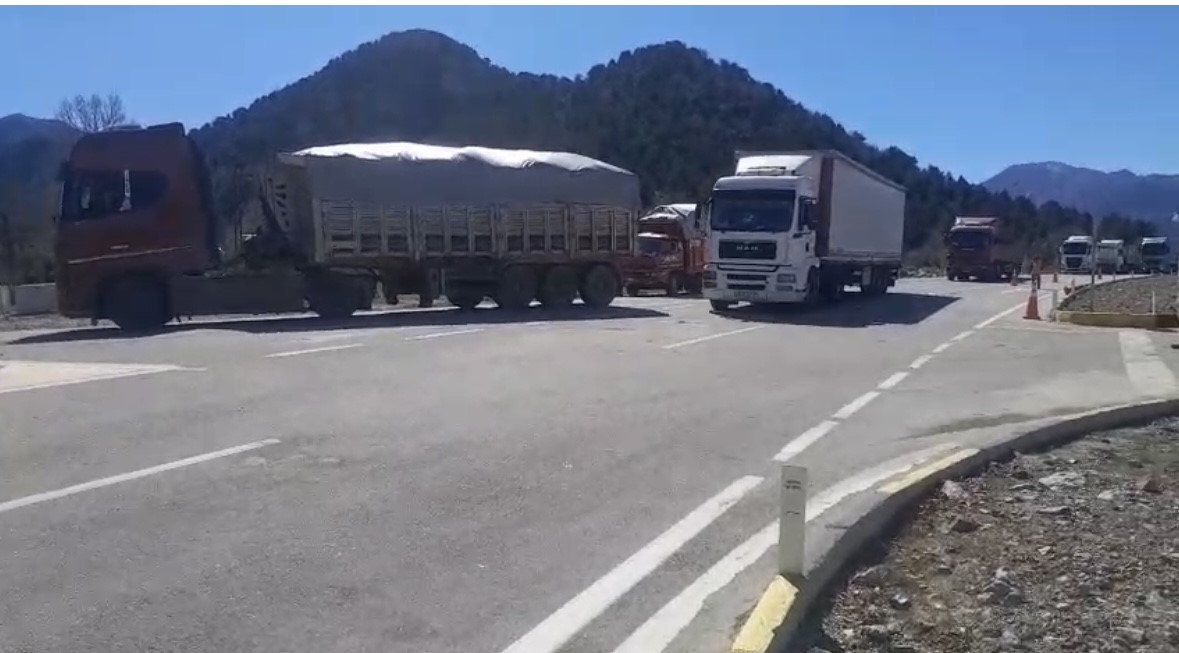 Sel suları altında kalan Antalya-Konya kara yolu yeniden ulaşıma açıldı
