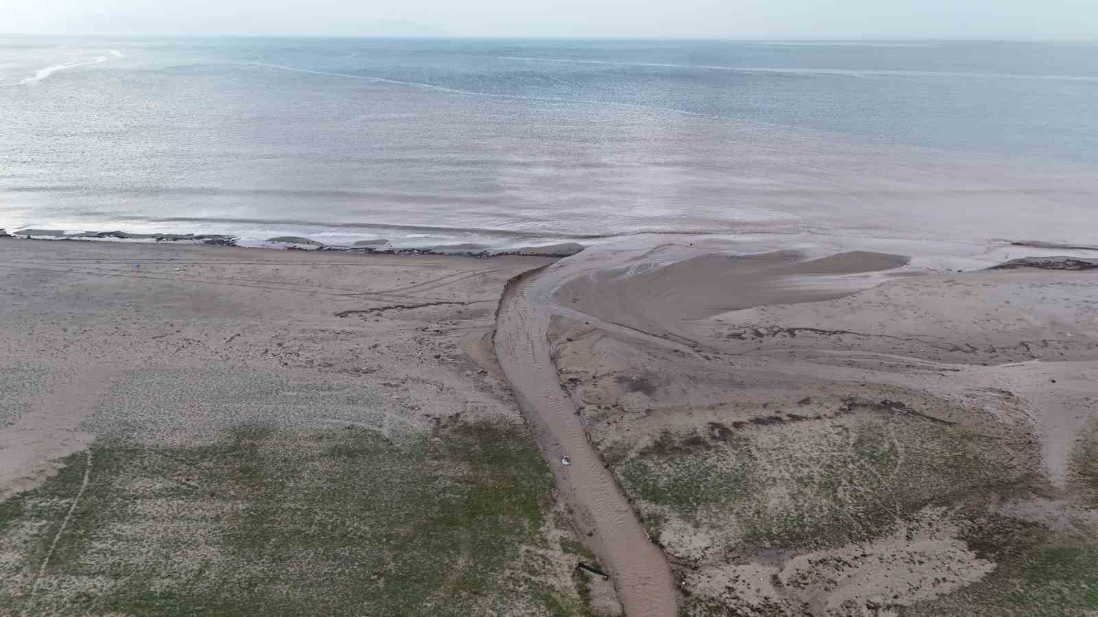 Sel suları denizin rengini değiştirdi
