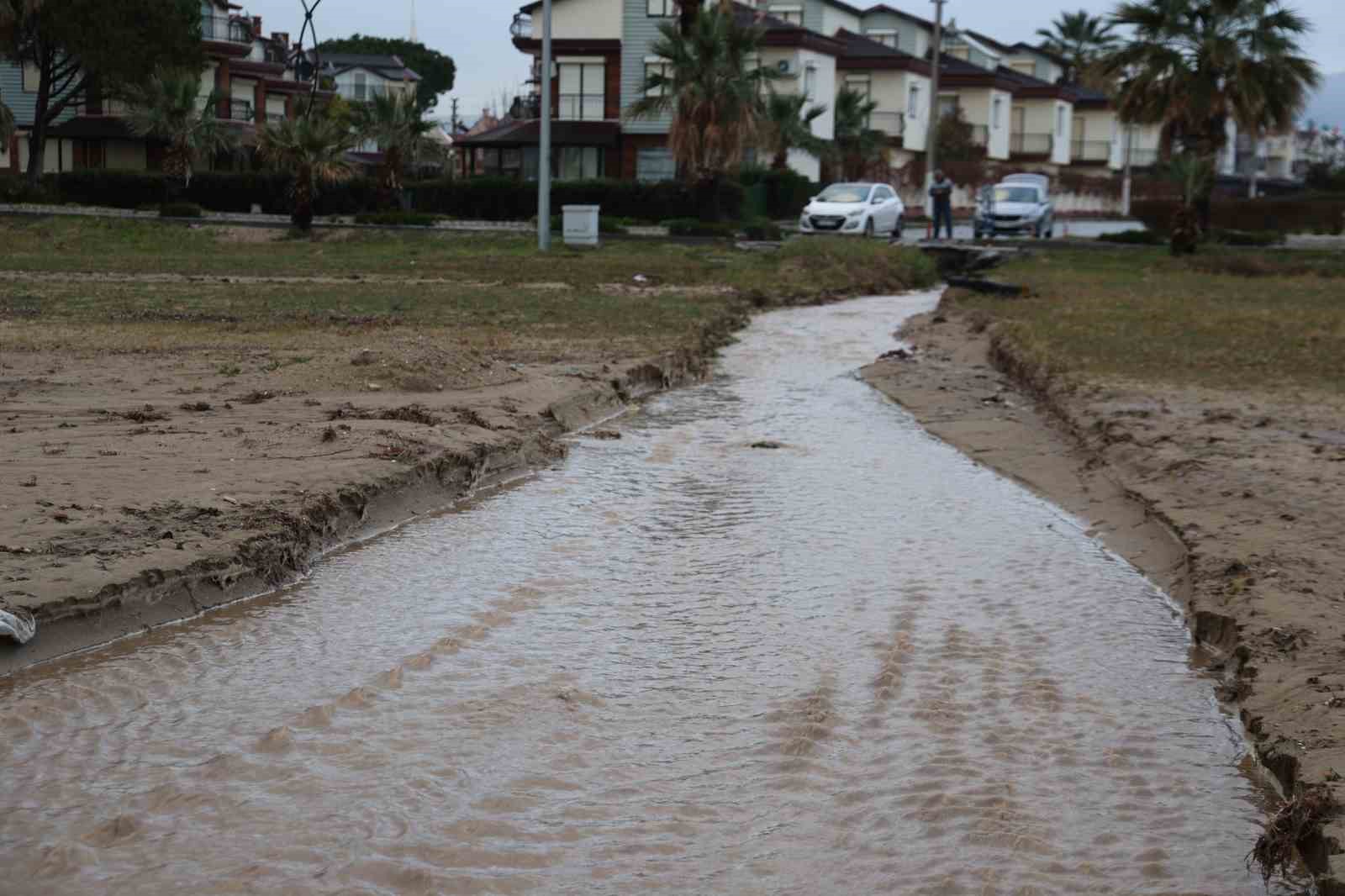 Sel suları denizin rengini değiştirdi
