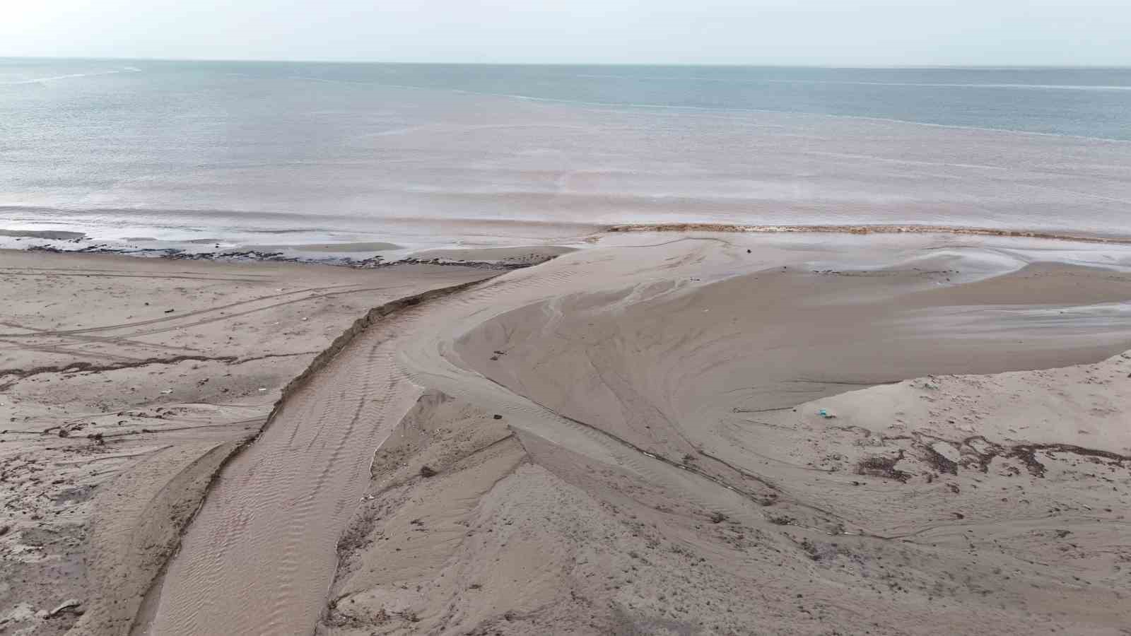 Sel suları denizin rengini değiştirdi
