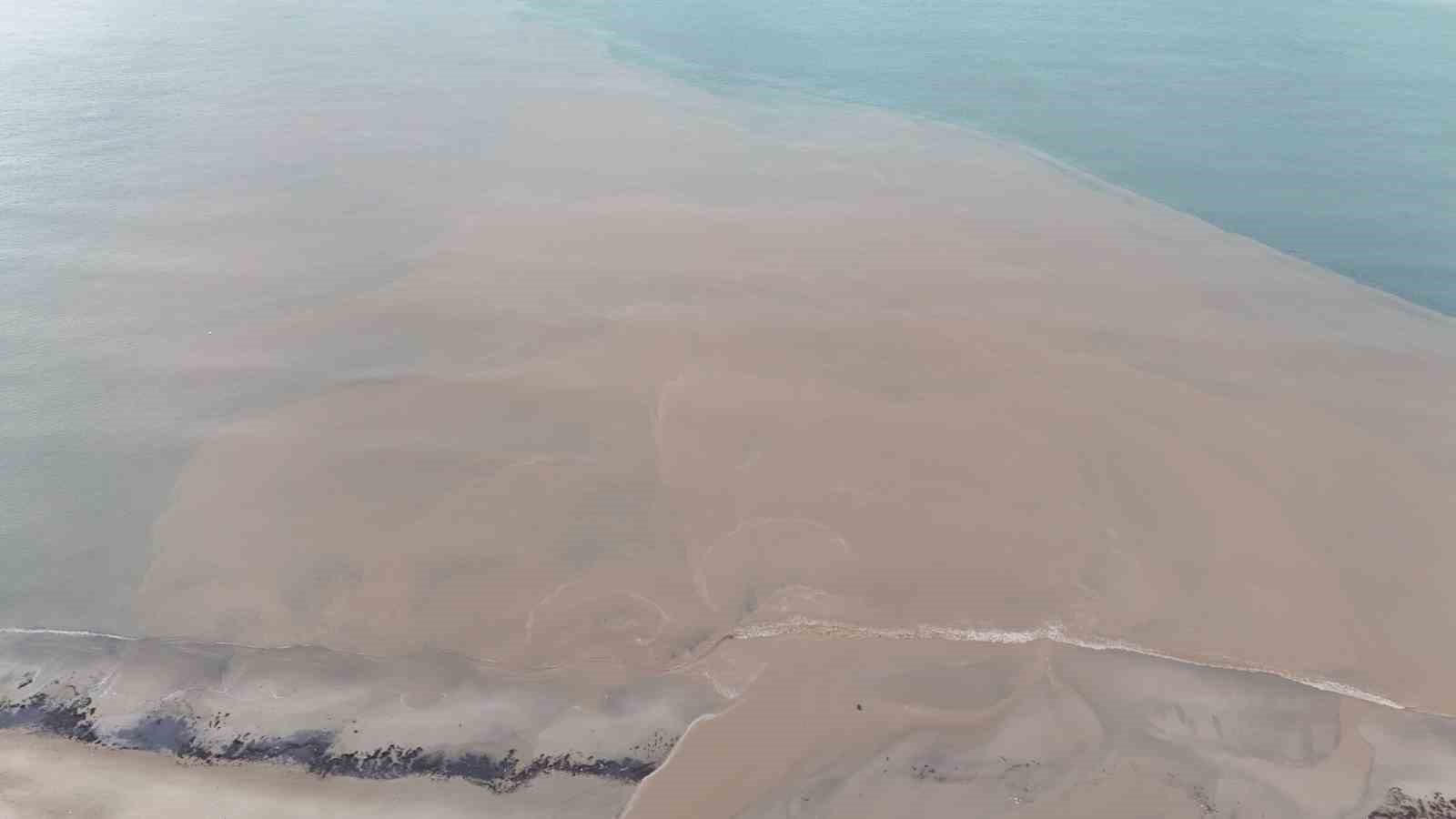 Sel suları denizin rengini değiştirdi
