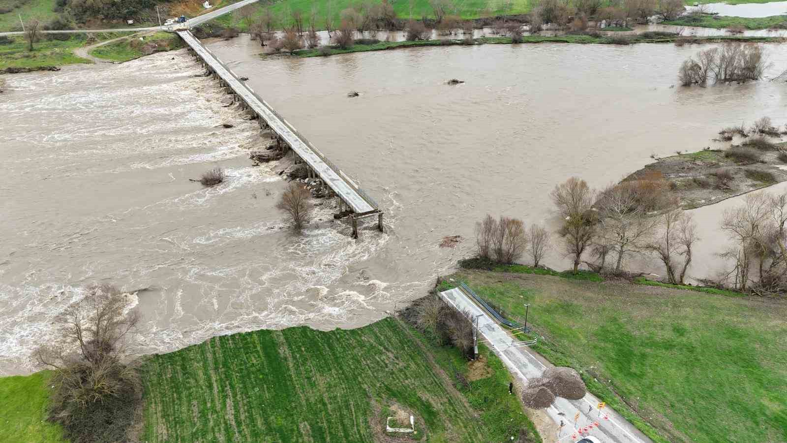 Sel suları ile ikiye ayrılan Yıldız Köprüsü dron ile görüntülendi
