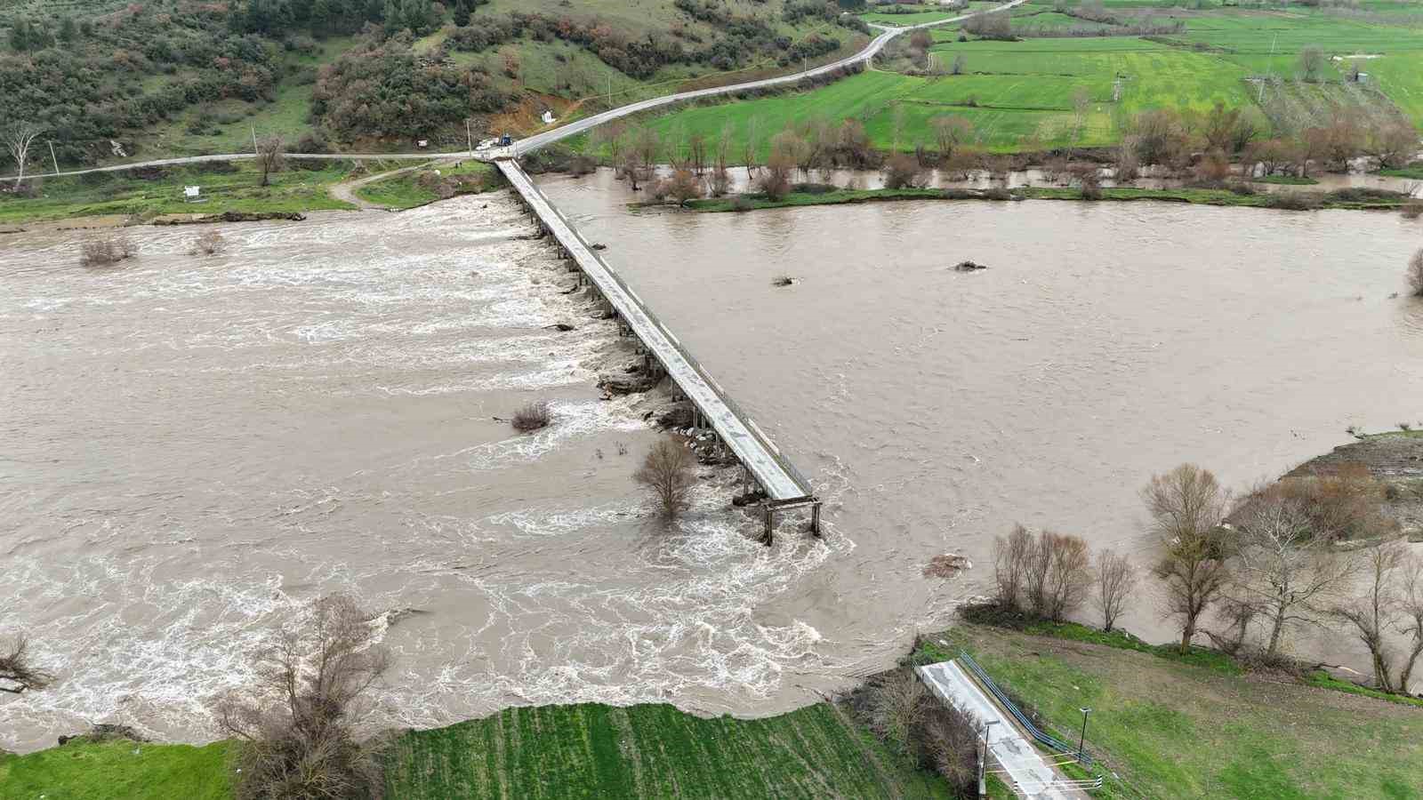 Sel suları ile ikiye ayrılan Yıldız Köprüsü dron ile görüntülendi
