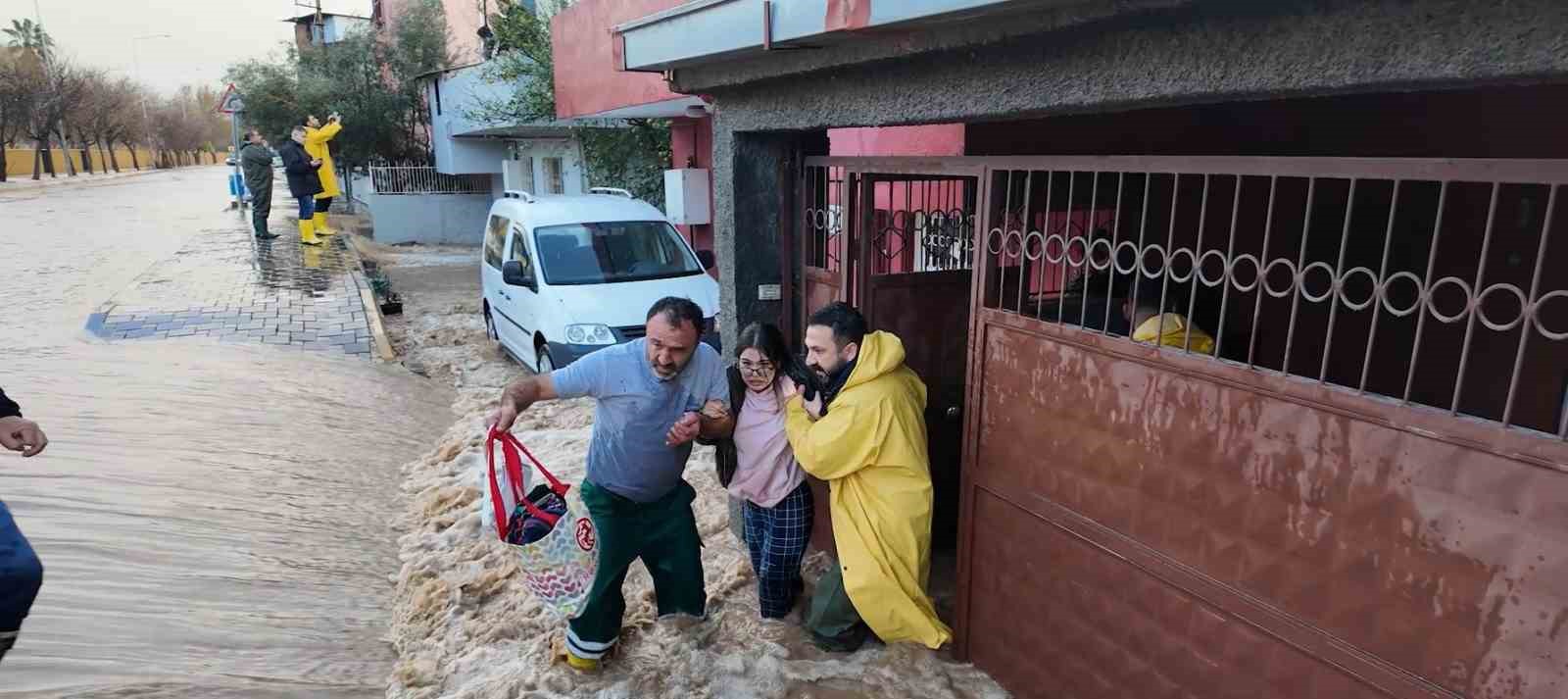 Sel suları yükselince minibüsün üzerinde mahsur kalan vatandaşları belediye ekipleri kurtardı
