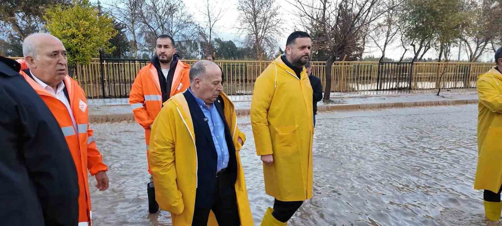 Sel suları yükselince minibüsün üzerinde mahsur kalan vatandaşları belediye ekipleri kurtardı
