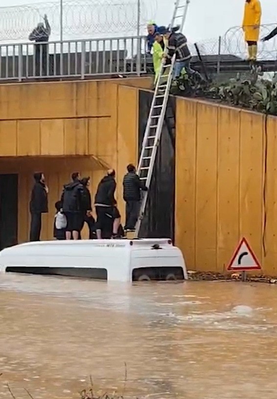 Sel suları yükselince minibüsün üzerinde mahsur kalan vatandaşları belediye ekipleri kurtardı
