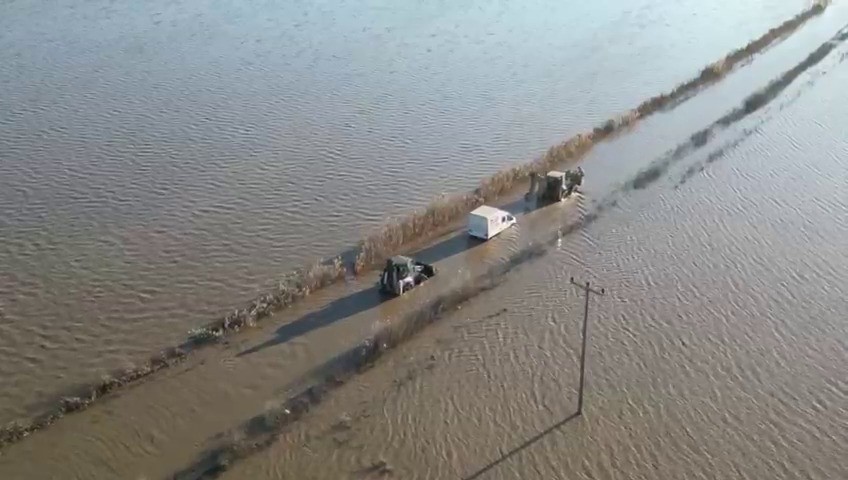 Sel sularında araçta mahsur kalan sürücü ekiplerce kurtarıldı
