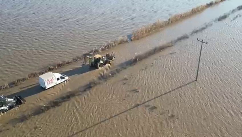 Sel sularında araçta mahsur kalan sürücü ekiplerce kurtarıldı
