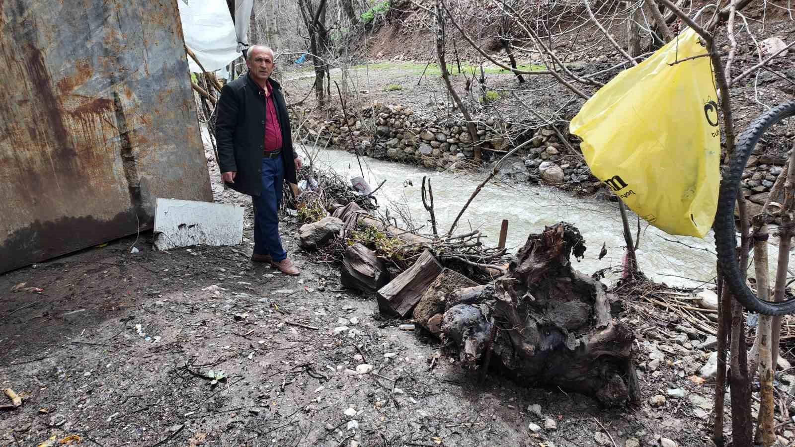 Sel sularından korunmak için odun ve çalılarla önlem aldı
