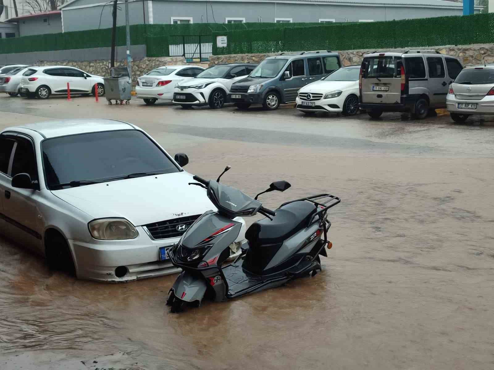 Sel sularının bastığı evi zarar gören kadın afet esnasında yaralandı
