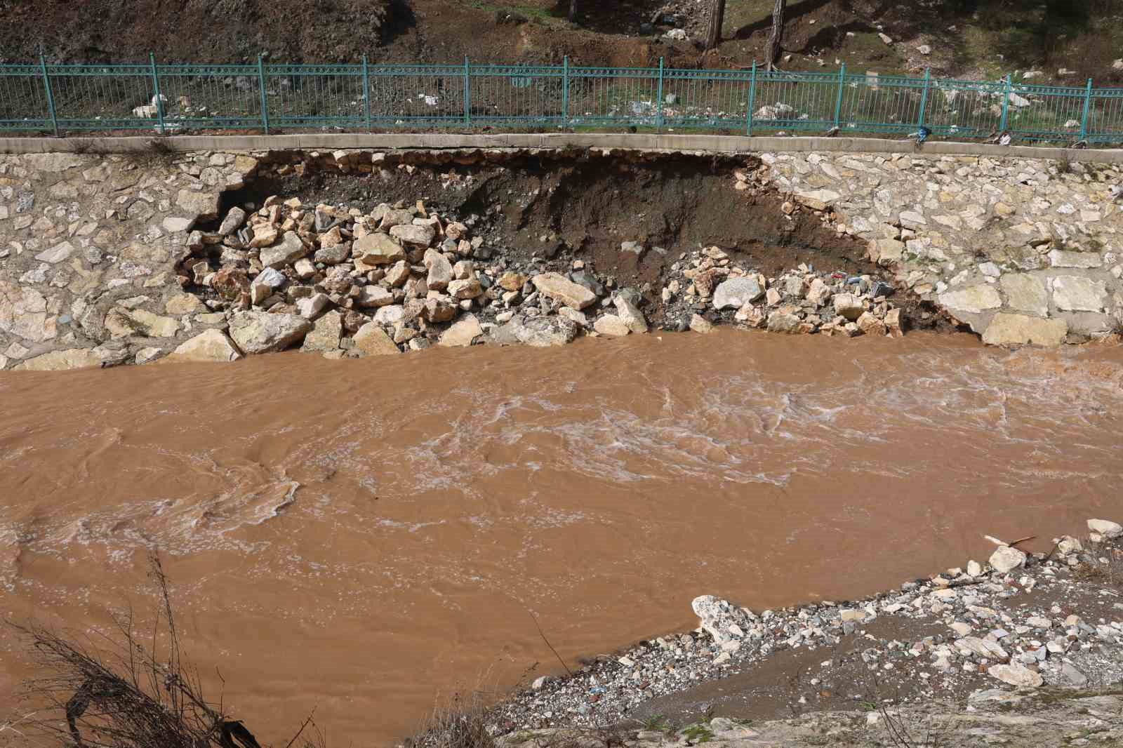 Sel sularının bastığı evi zarar gören kadın afet esnasında yaralandı
