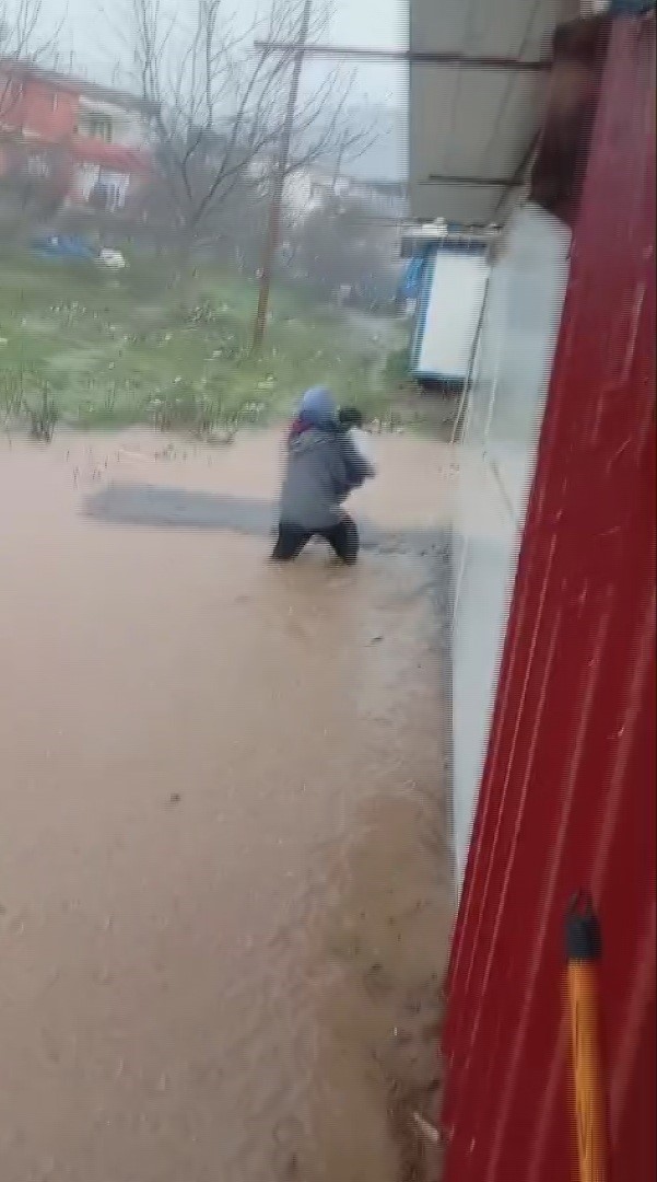 Sel sularının bastığı evi zarar gören kadın afet esnasında yaralandı
