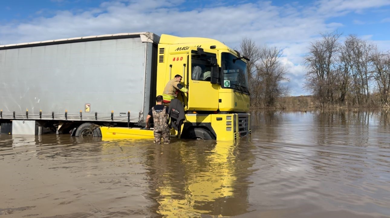 Sel sularının ortasında 3 günlük esaret: Sürücüyü itfaiye kurtardı
