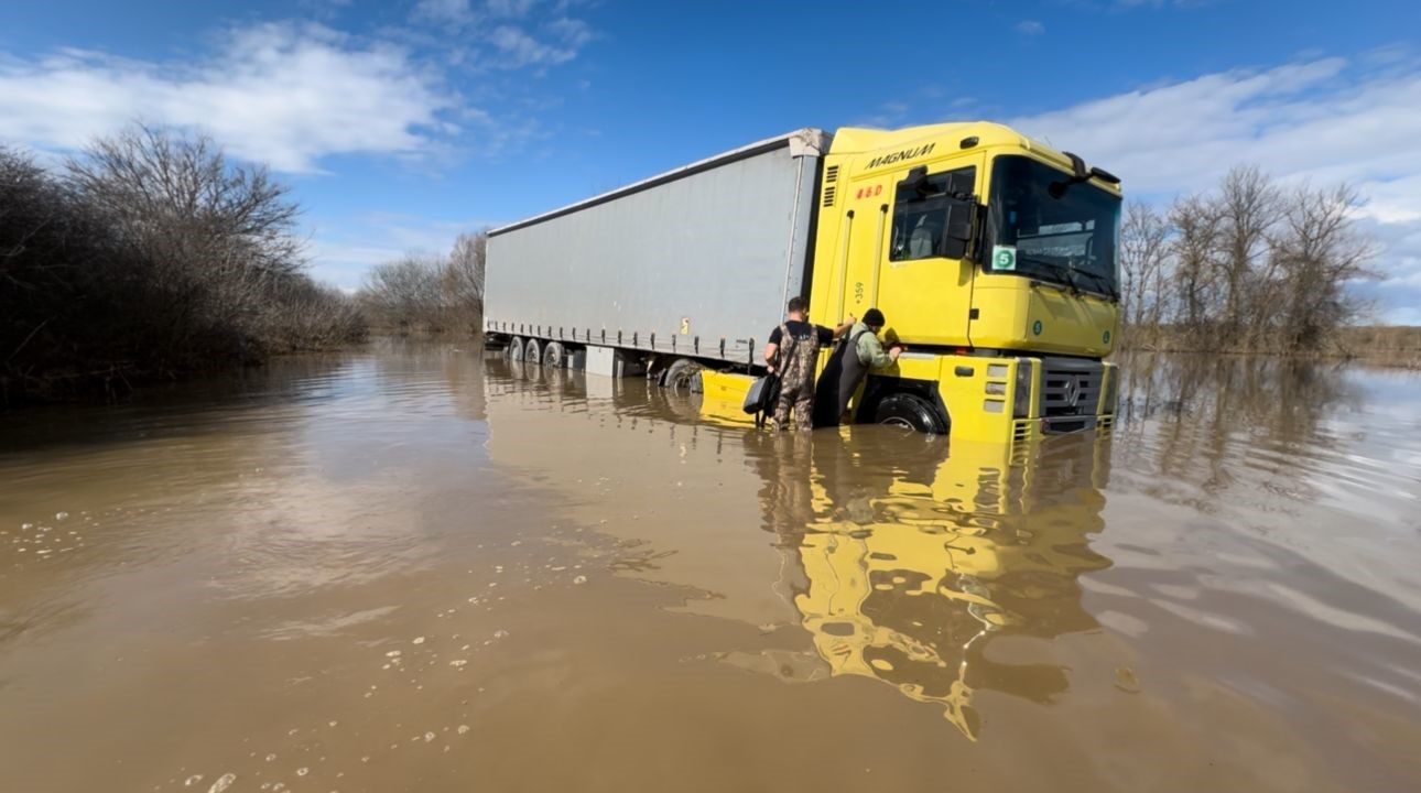 Sel sularının ortasında 3 günlük esaret: Sürücüyü itfaiye kurtardı

