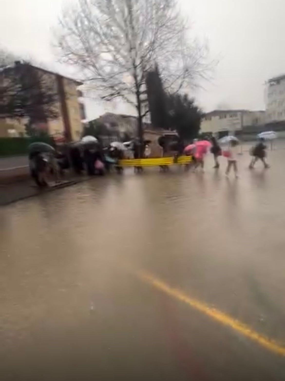 Sel ve fırtınada mahsur kalan öğrenciler için banklardan köprü
