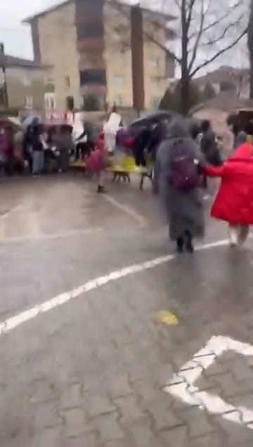 Sel ve fırtınada mahsur kalan öğrenciler için banklardan köprü
