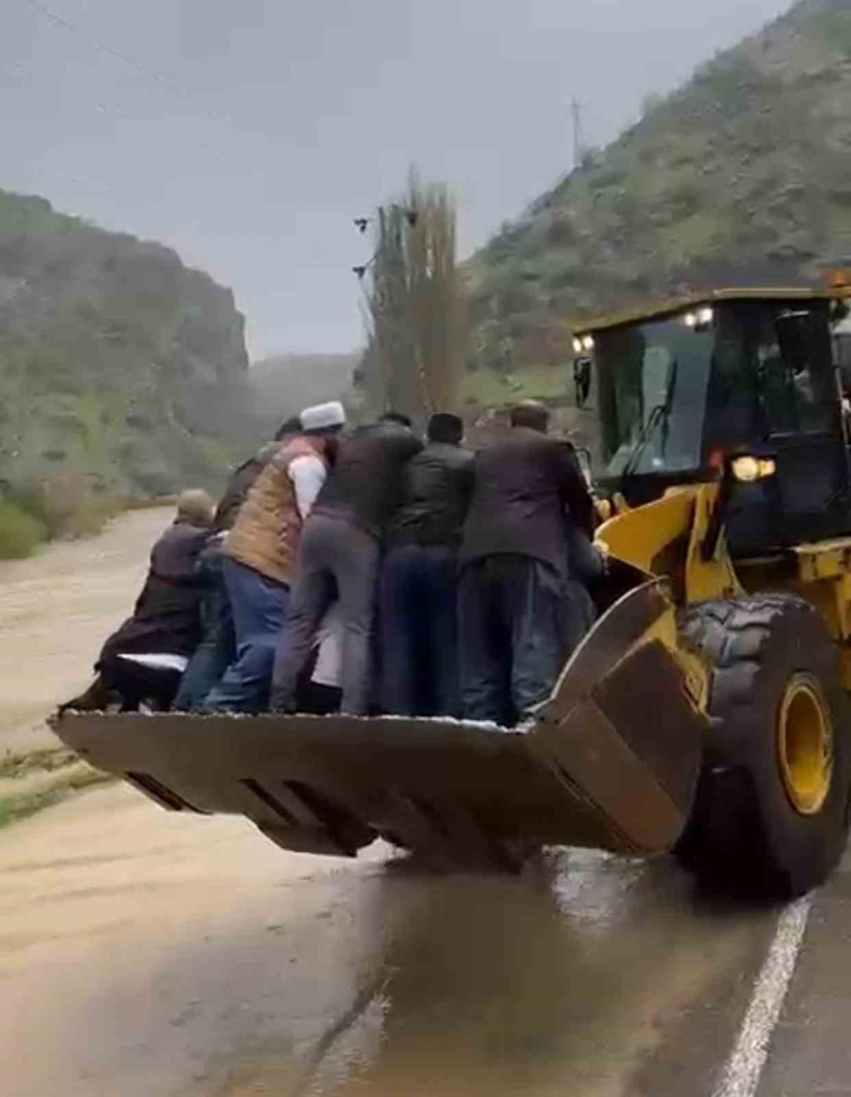 Sel yol vermeyince cenaze iş makinesiyle taşındı

