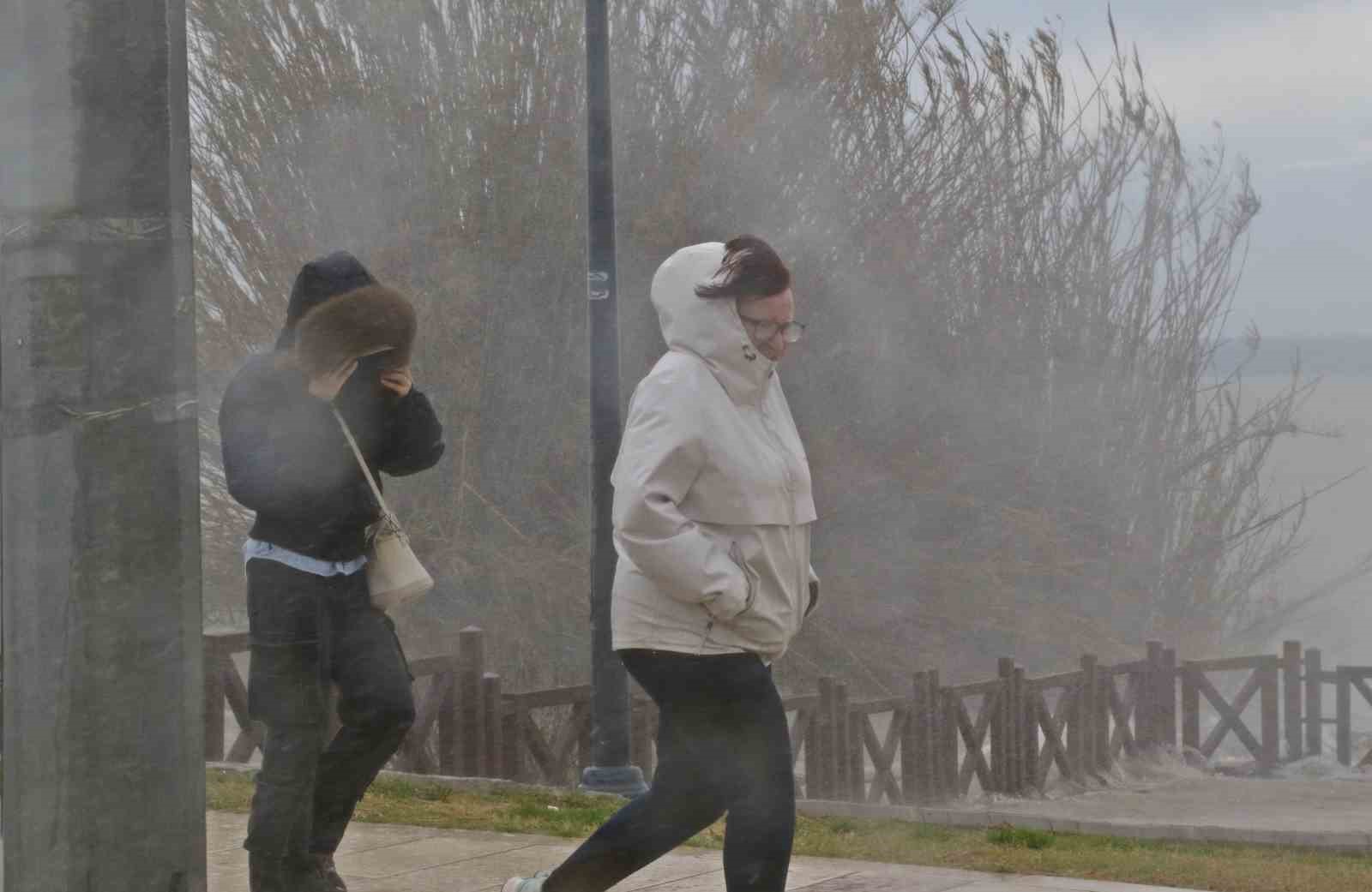 Şelale şiddetli rüzgarla tersine çağladı, denizin rengi kahverengiye büründü
Şelale şiddetli rüzgarla tersine çağladı, denizin rengi kahverengiye büründü