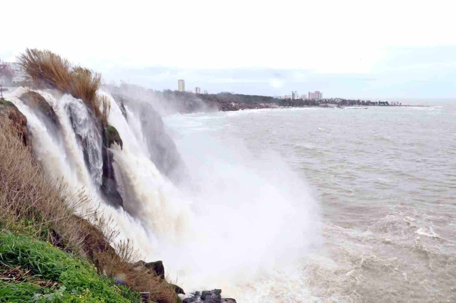 Şelale şiddetli rüzgarla tersine çağladı, denizin rengi kahverengiye büründü
Şelale şiddetli rüzgarla tersine çağladı, denizin rengi kahverengiye büründü