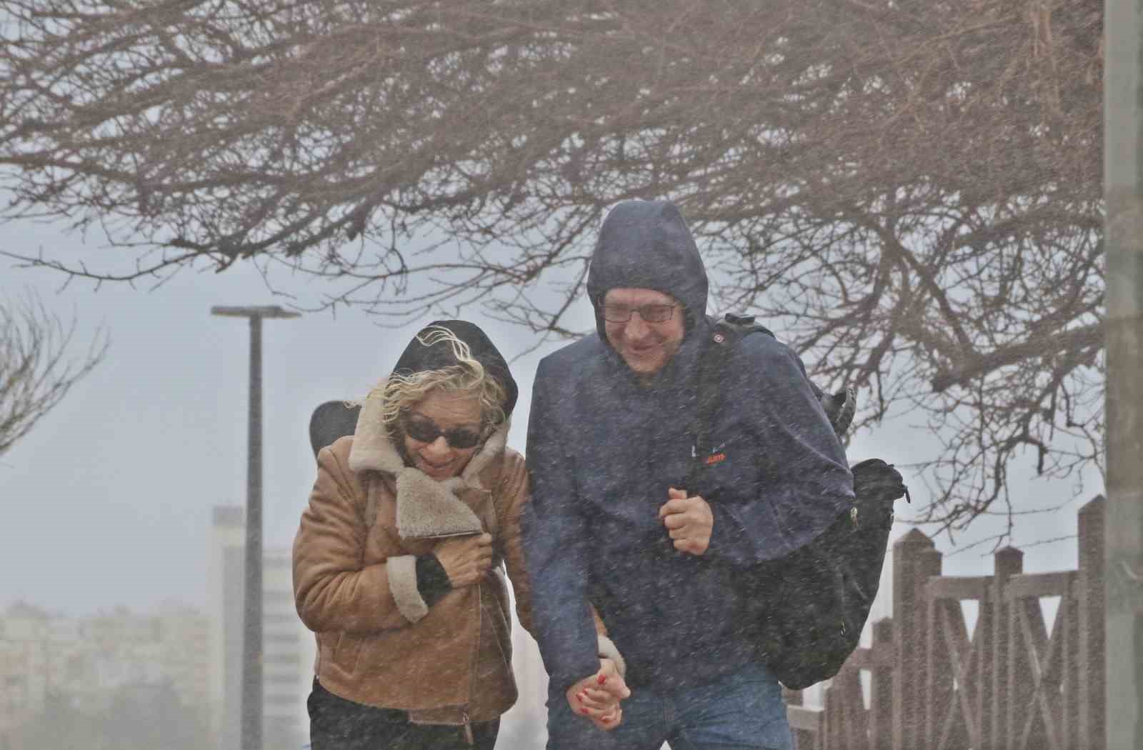 Şelale şiddetli rüzgarla tersine çağladı, denizin rengi kahverengiye büründü
Şelale şiddetli rüzgarla tersine çağladı, denizin rengi kahverengiye büründü