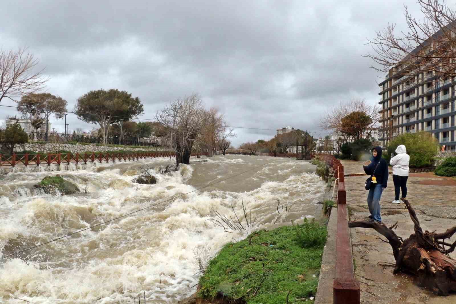 Şelale şiddetli rüzgarla tersine çağladı, denizin rengi kahverengiye büründü
Şelale şiddetli rüzgarla tersine çağladı, denizin rengi kahverengiye büründü