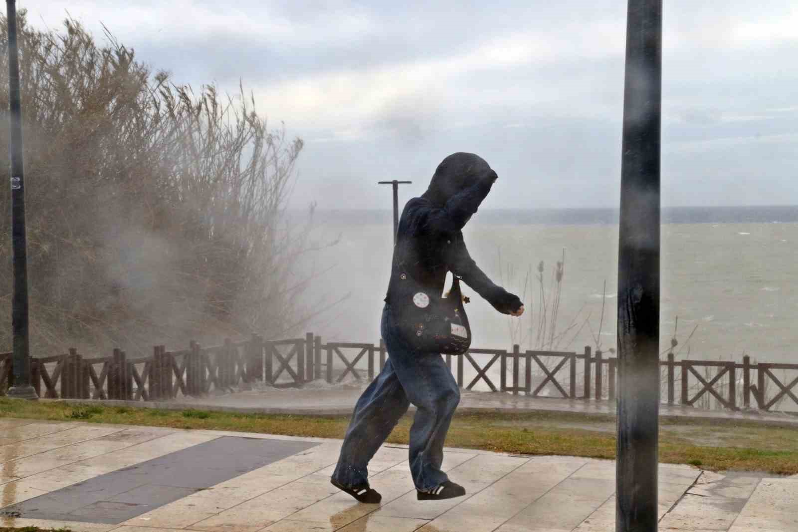 Şelale şiddetli rüzgarla tersine çağladı, denizin rengi kahverengiye büründü
Şelale şiddetli rüzgarla tersine çağladı, denizin rengi kahverengiye büründü