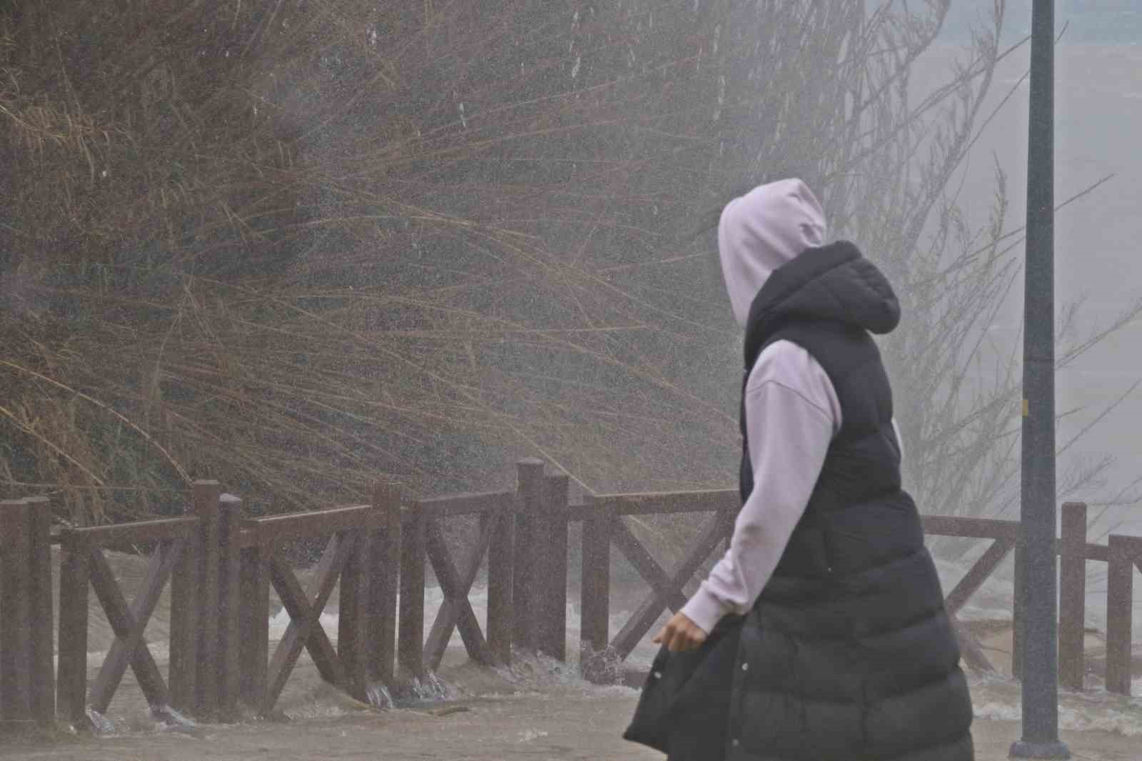 Şelale şiddetli rüzgarla tersine çağladı, denizin rengi kahverengiye büründü
Şelale şiddetli rüzgarla tersine çağladı, denizin rengi kahverengiye büründü