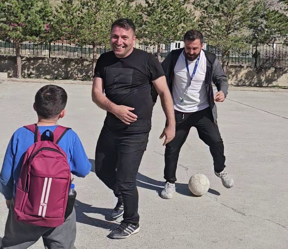 Şelale’nin "Yetenekli" müdürü: Topu iki defa potaya, kendini öğrencilerinin gönüllerine soktu
