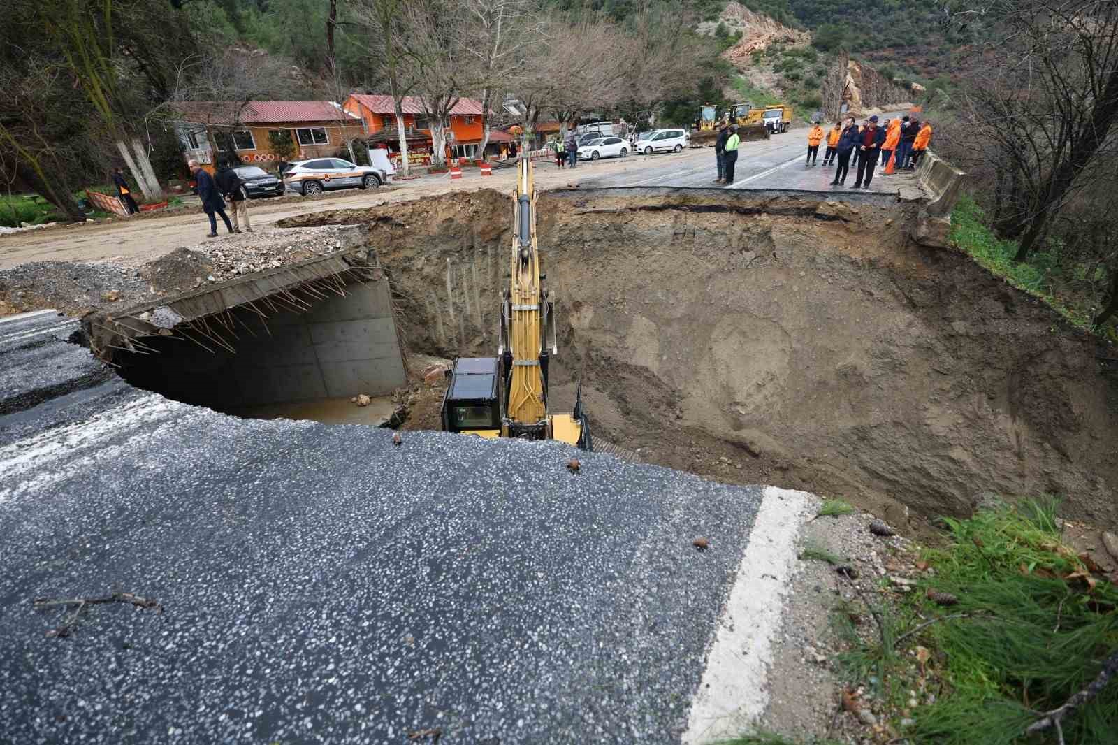 Selçuk - Ortaklar yolu çöktü, yol ulaşıma tamamen kapandı
