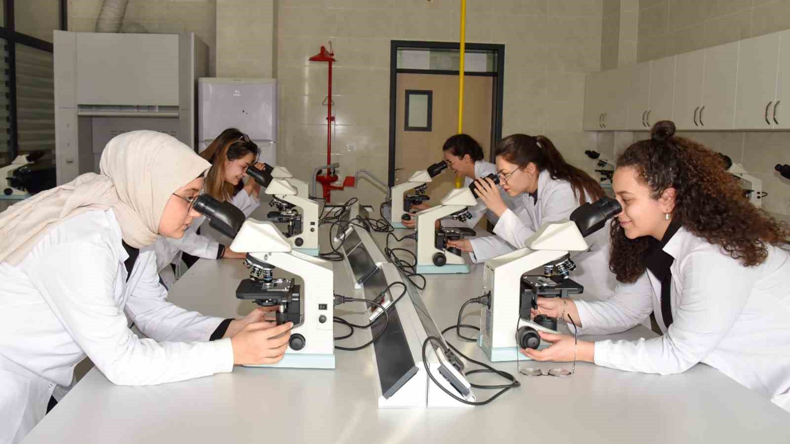 Selçuk Üniversitesi 2025’te bilimsel araştırmadan sosyal alanlara önemli atılımlar gerçekleştirdi
Selçuk Üniversitesi 2025’te bilimsel araştırmadan sosyal alanlara önemli atılımlar gerçekleştirdi