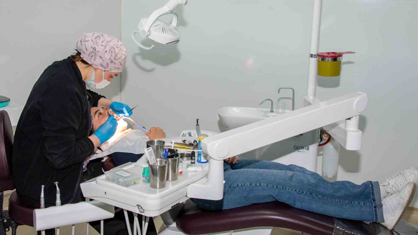 Selçuk Üniversitesi, Beyhekim’de ağız - diş sağlığı hizmetlerine devam ediyor
Selçuk Üniversitesi, Beyhekim’de ağız - diş sağlığı hizmetlerine devam ediyor