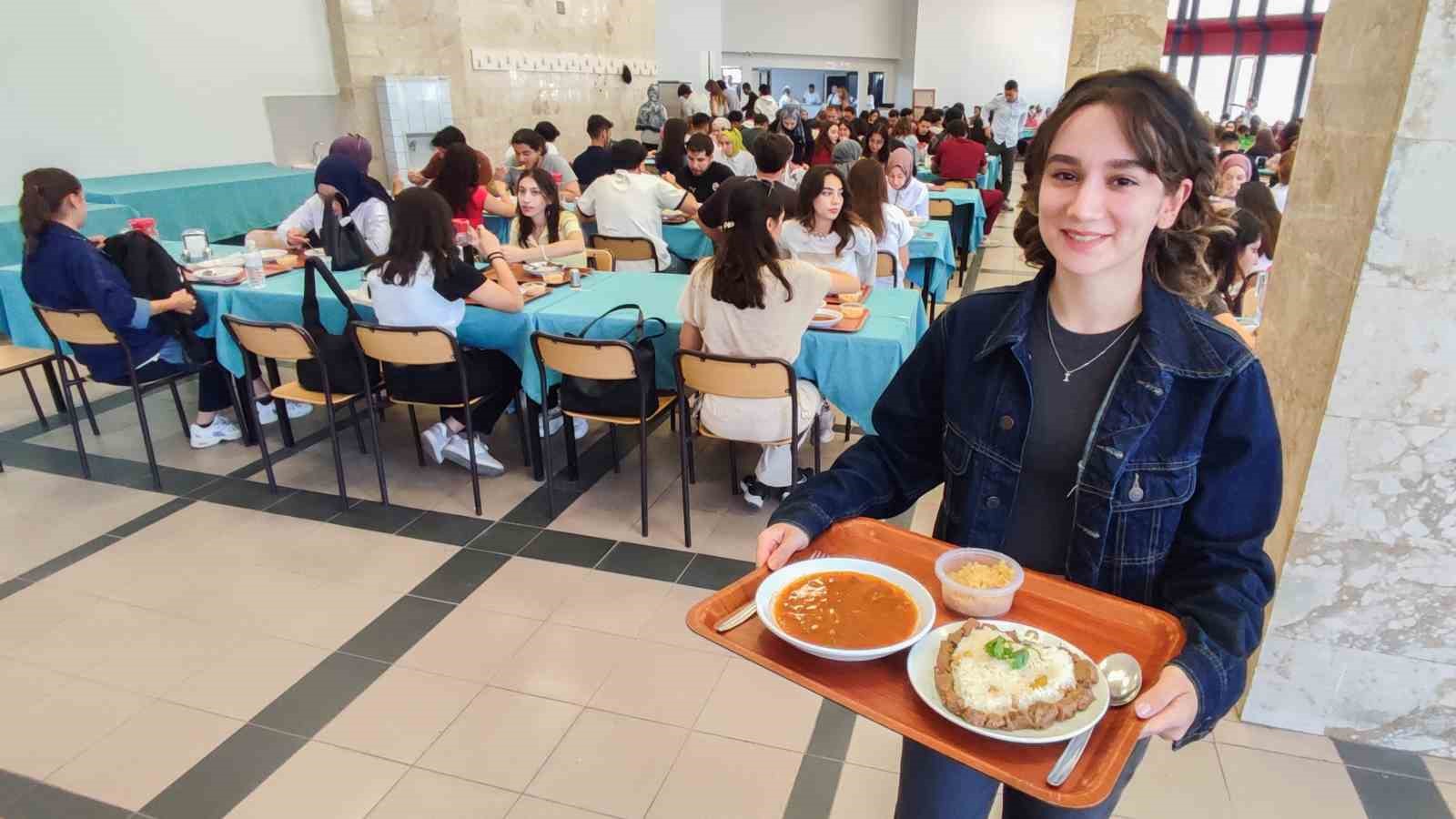 Selçuk Üniversitesinde iftar sofraları öğrencilerin talepleriyle şekillendi
Selçuk Üniversitesinde iftar sofraları öğrencilerin talepleriyle şekillendi