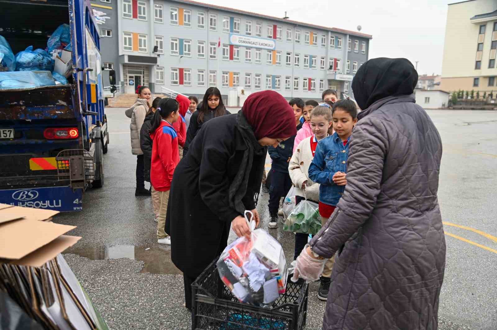 Selçuklu Belediyesi’nin düzenlediği okullar arası sıfır atık yarışmasıyla çevre bilinci güçleniyor
Selçuklu Belediyesi’nin düzenlediği okullar arası sıfır atık yarışmasıyla çevre bilinci güçleniyor