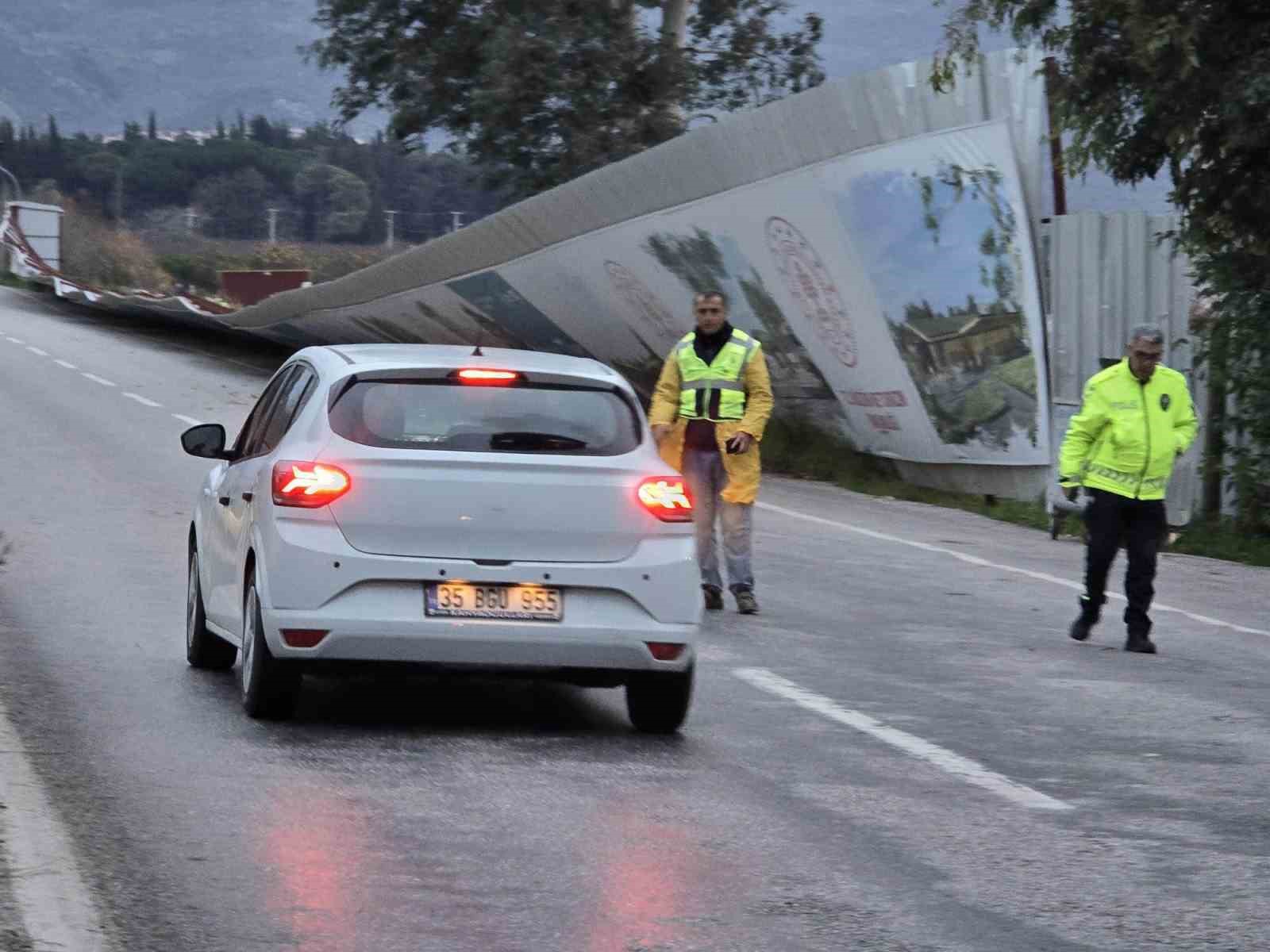 Selçuk’ta fırtına yol kenarında dev panoları yola savurdu
