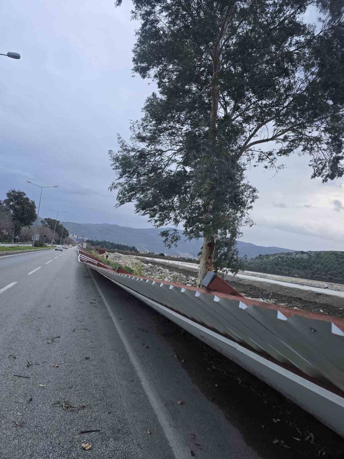 Selçuk’ta fırtına yol kenarında dev panoları yola savurdu

