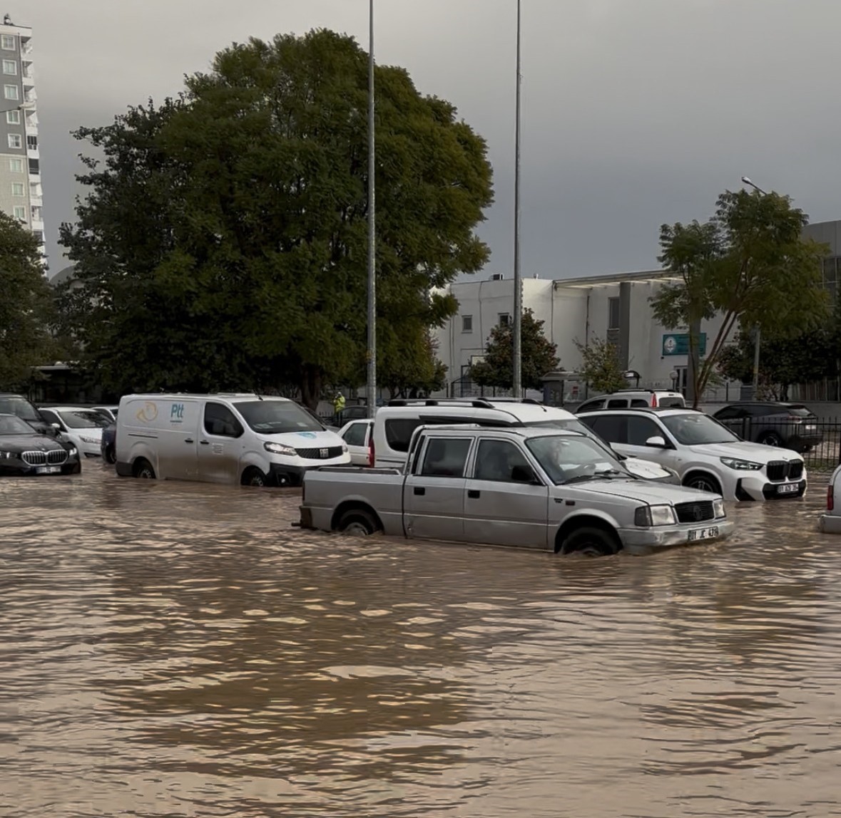 Selde kaldırım kayboldu, hastane duvarından yürüyerek geçti
