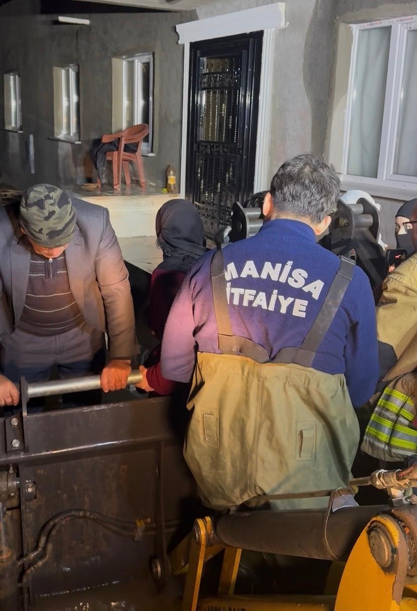 Selde mahsur kalan 11 kişilik aileyi itfaiye kurtardı
