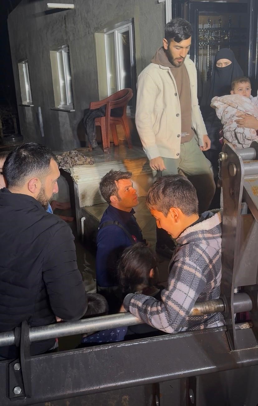Selde mahsur kalan 11 kişilik aileyi itfaiye kurtardı
